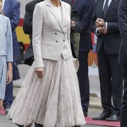 La Reina Letizia con un vestido de encaje chantilly de Felipe Varela el Día de la Hispanidad 2018