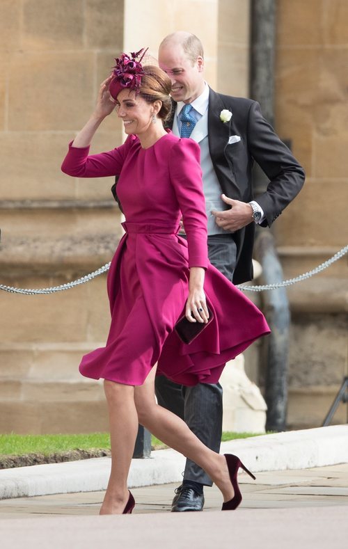 Kate Middelton con un vestido en color frambuesa en la boda de Eugenia de York y Jack Brooksbank  2018
