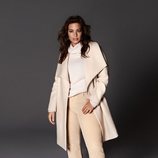 Ashley Graham con un total look beige de la nueva colección de Violeta by Mango