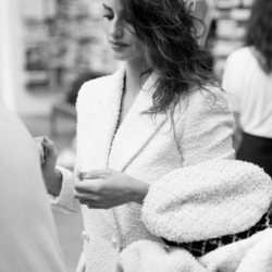 Pénelope Cruz luce una boina y un vestido tweed de la colección Crucero 2018 de Chanel
