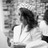 Pénelope Cruz luce una boina y un vestido tweed de la colección Crucero 2018 de Chanel