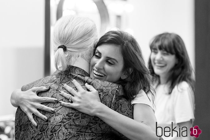 Penélope Cruz abrazada al diseñador de Chanel Karl Lagerfeld