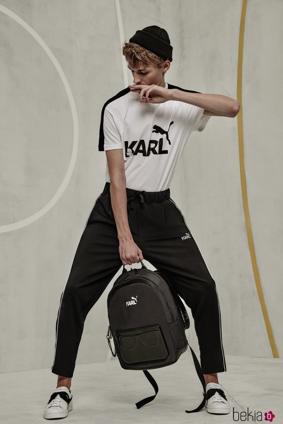 Camiseta y mochila de la colección cápsula de Karl Lagerfeld para Puma