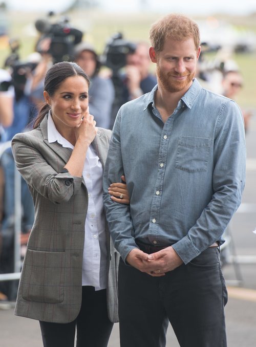 Meghan Markle con una blazer de cuadros grandes durante su viaje a Australia con el Príncipe Harry