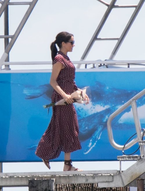 Meghan Markle con un vestido de &OtherStories durante su tour por Oceanía