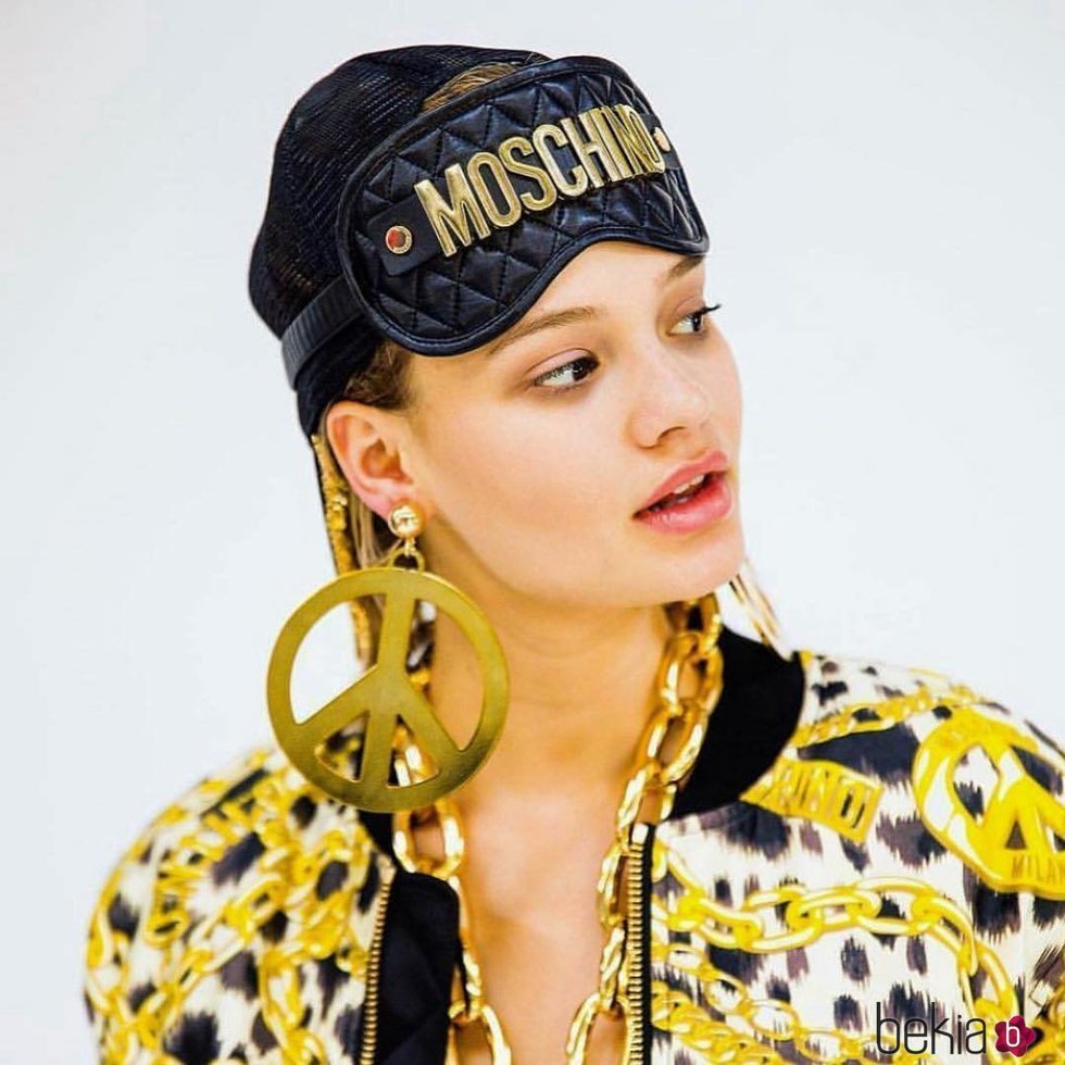 El dorado predomina en la colección cápsula de Moschino para H&M