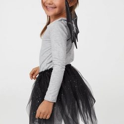 Niña disfrazada de murciélago de la colección cápsula de Halloween de H&M 2018