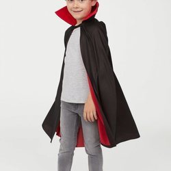 Niño disfrazado de drácula de la colección cápsula de Halloween de H&M 2018