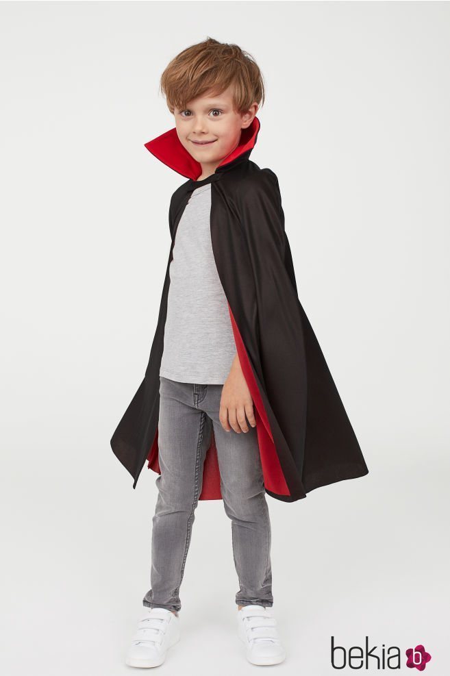 Niño disfrazado de drácula de la colección cápsula de Halloween de H&M 2018