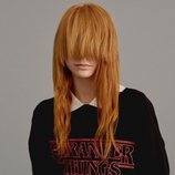 Modelo con una camiseta negra de la colección cápsula de Stranger Things 2018