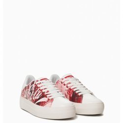 Zapatillas blancas con estampado rojo de la colección cápsula de Desigual con Coca Cola otoño/invierno 2018/2019