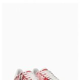 Zapatillas blancas con estampado rojo de la colección cápsula de Desigual con Coca Cola otoño/invierno 2018/2019