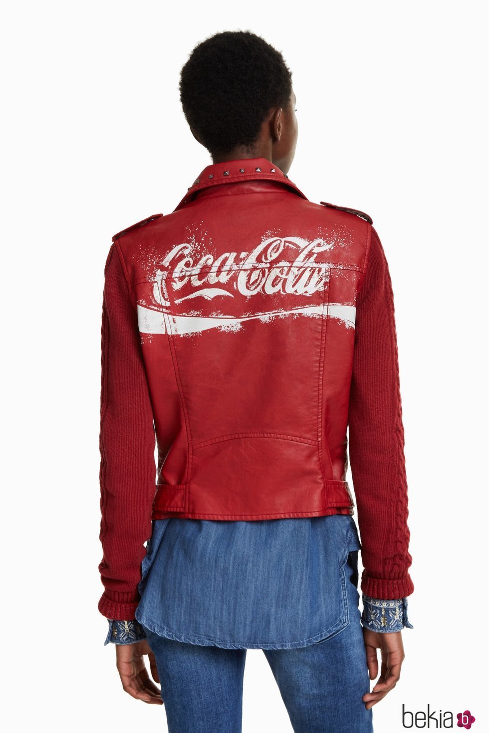 Parte trasera de chaqueta de cuero roja de la colección cápsula de Desigual con Coca Cola otoño/invierno 2018