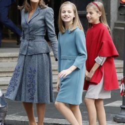 La Reina Letizia con sus hijas posando a la salida del Instituto Cervantes de Madrid