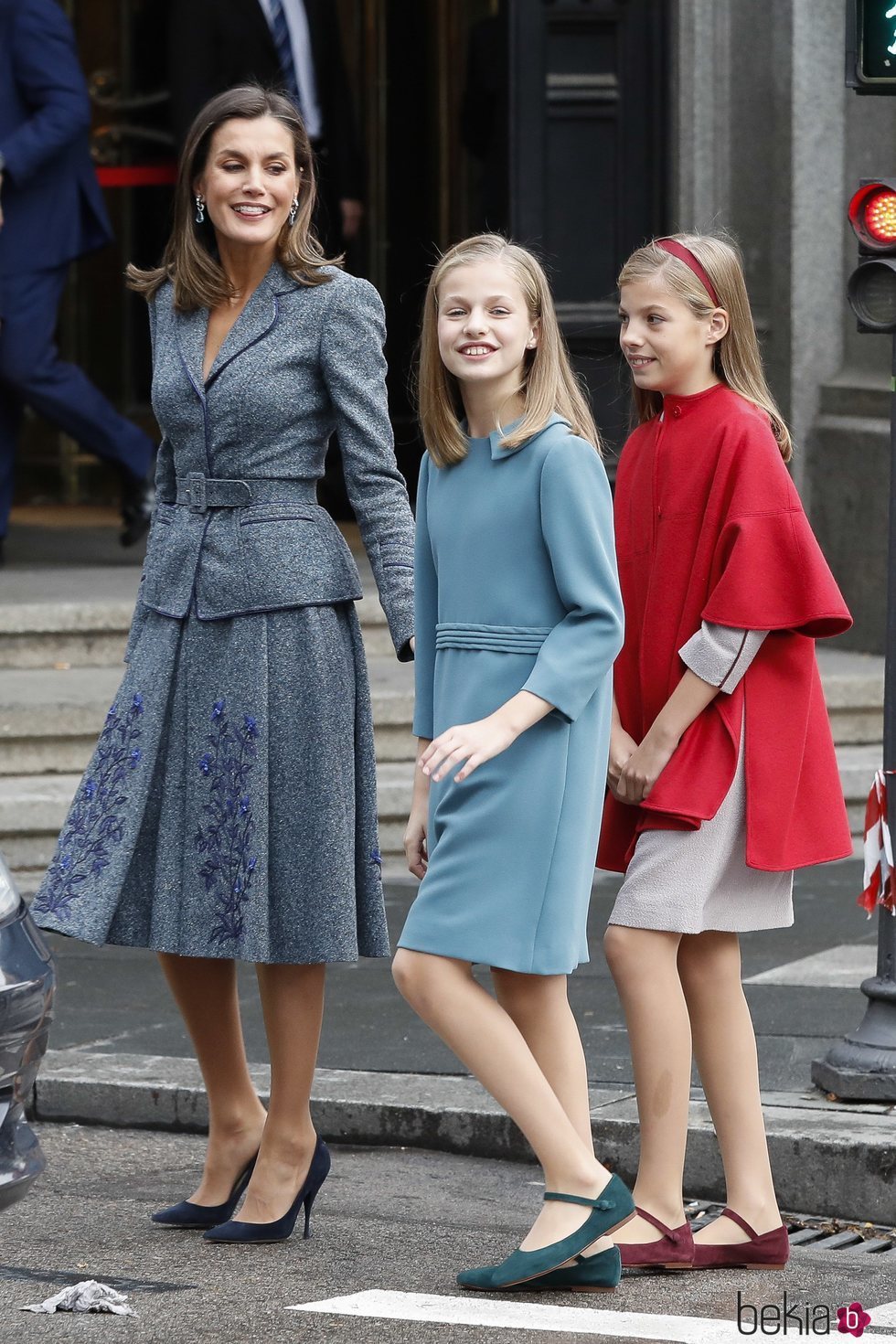 La Reina Letizia con sus hijas posando a la salida del Instituto Cervantes de Madrid