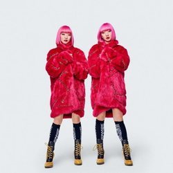Abrigo de pelo rojo  de la colección Moschino by H&M
