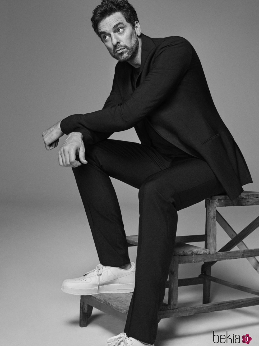 Pau Gasol posa como nueva imagen de Tommy Hilfiger con un traje y unas deportivas blancas