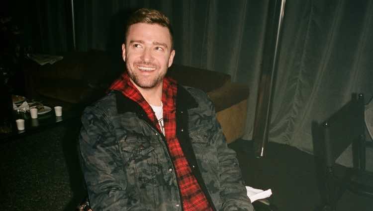 Justin Timberlake con una camiseta a cuadros de su colección en colaboración con Levi's
