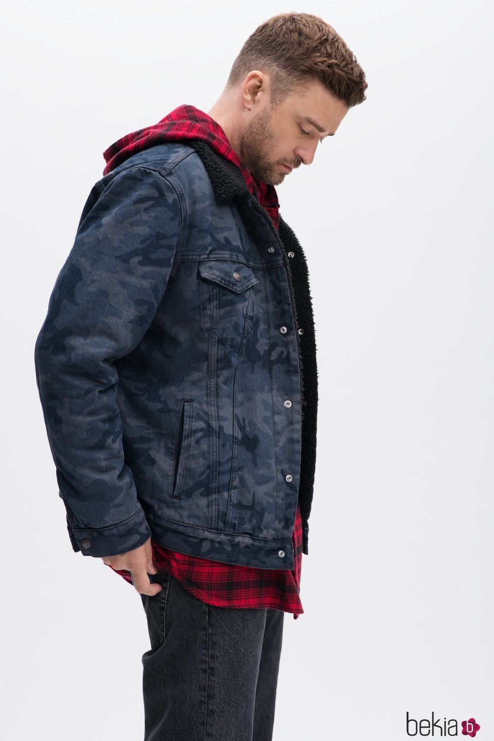 Justin Timberlake con una chaqueta vaquera oversize de su colección en colaboración con Levi's