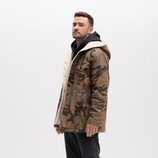 Justin Timberlake posa con una chaqueta militar de su colección en colaboración con Levi's