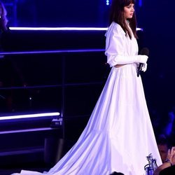 Hailee Steinfeld con un vestido blanco en los EMAs 2018