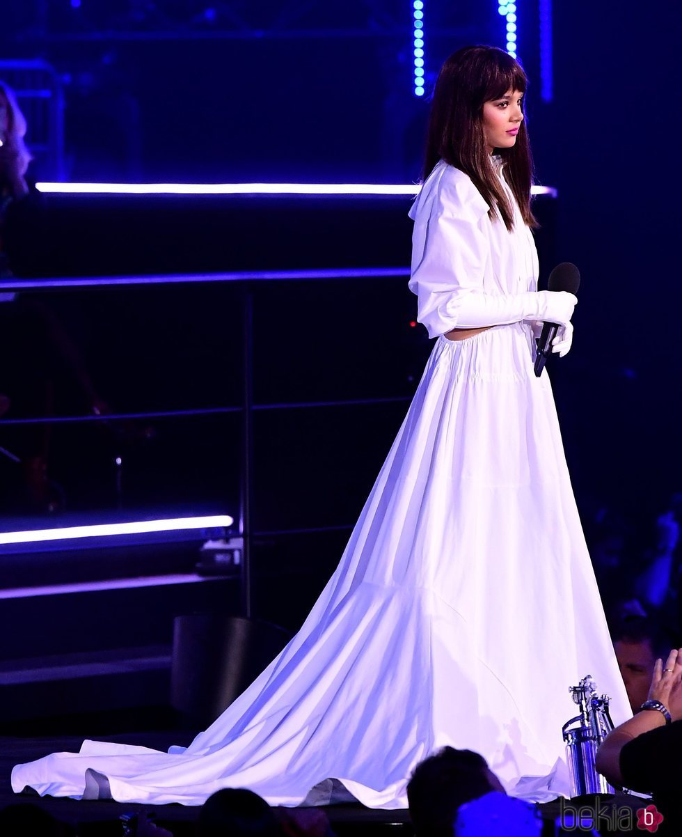 Hailee Steinfeld con un vestido blanco en los EMAs 2018