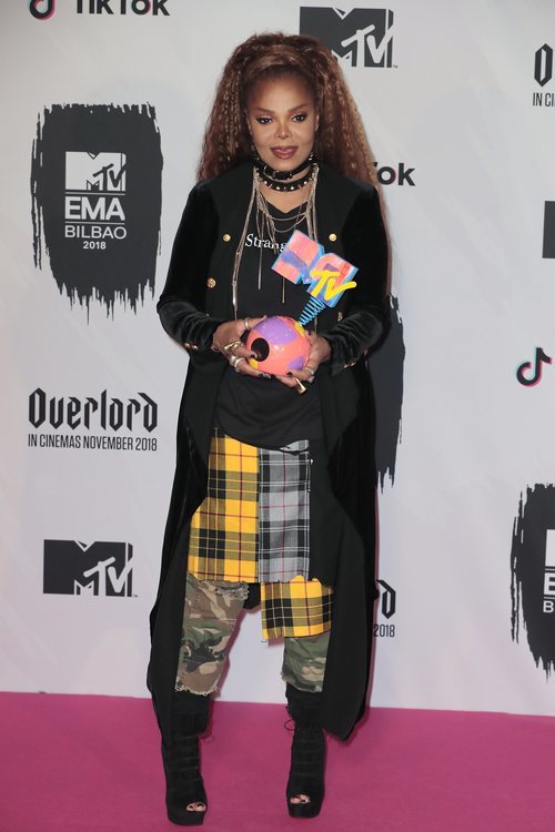 Janet Jackson posa con un look hortera