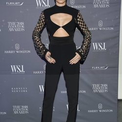 Cara Delevingne en los Premios de la revista WSJ con un look total black