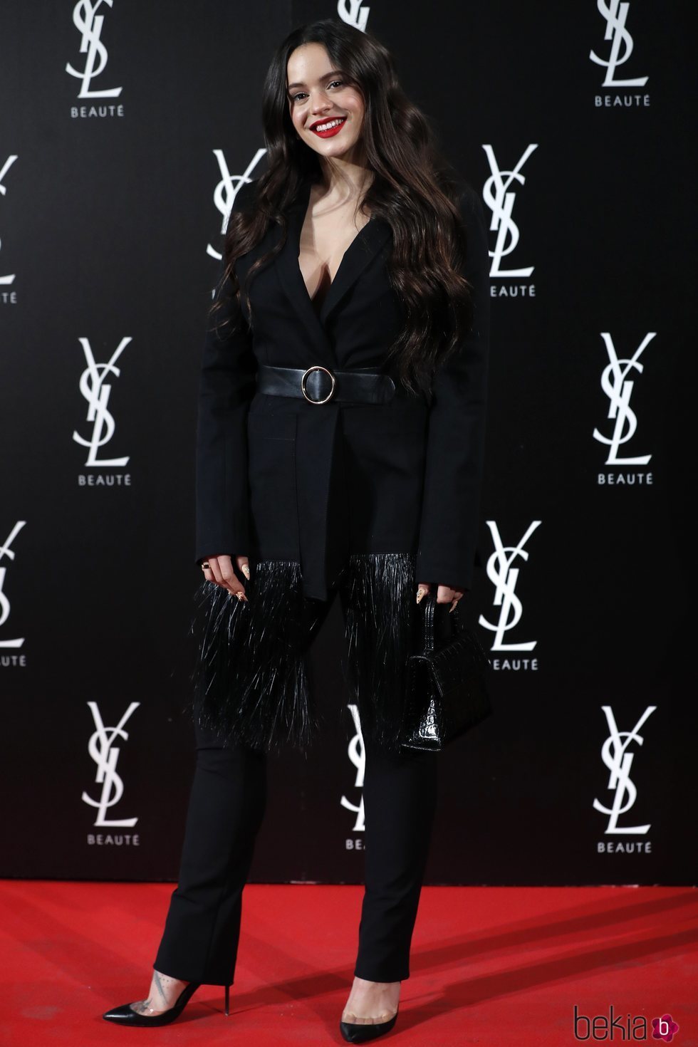 Rosalía con un look total black en la fiesta de 'Yves Saint Laurent: The Slim Rouge PurCouture'