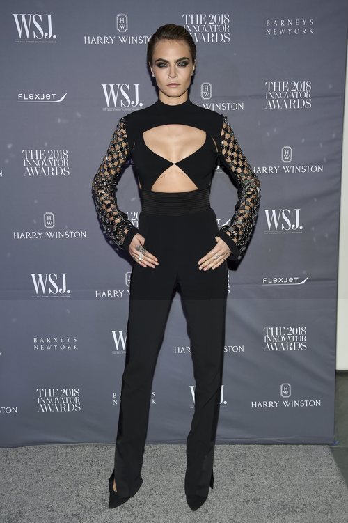 Cara Delevingne con un look total black en los Premios WSJ