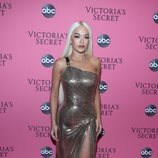 Rita Ora con un vestido de Versace en la alfombra rosa del Victoria's Secret Fashion Show