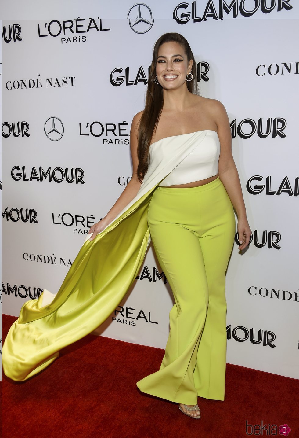 Ashley Graham posa con un look fluor en los premios Mujer del Año 2018 de Glamour