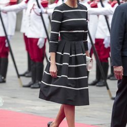 La Reina Letizia luce un vestido a rayas en la visita oficial a Perú
