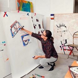 Laura Ponte con un tapiz diseñando bolsos para su colaboración con Roberto Verino 2018