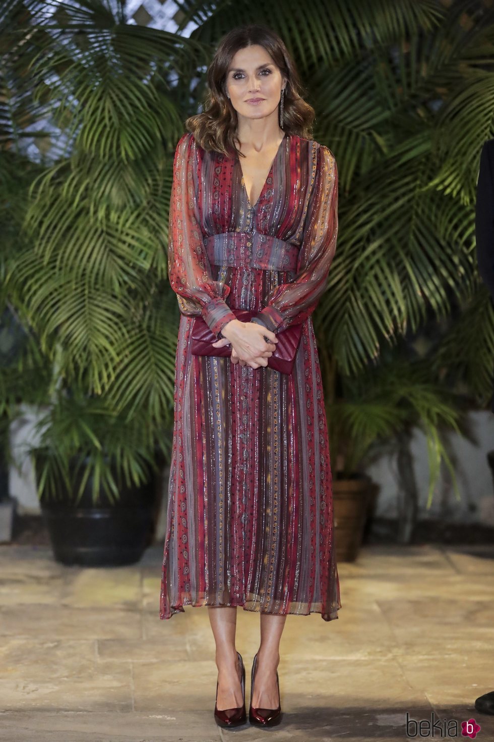 La Reina Letizia posa con un vestido boho en Perú