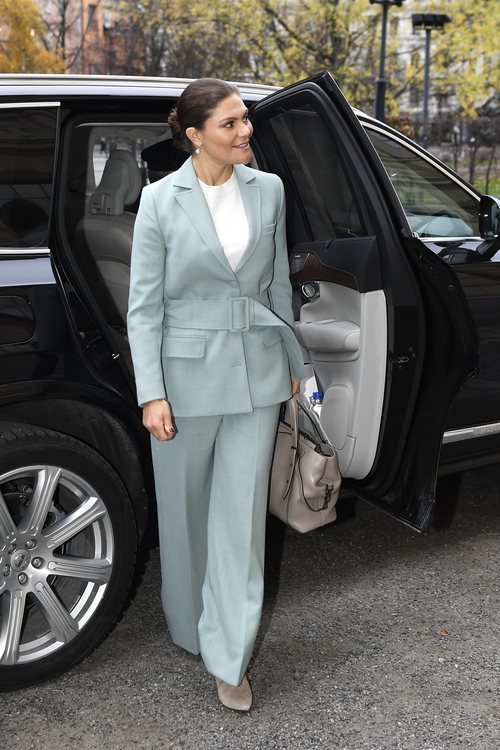 La Princesa Victoria de Suecia luce un traje pantalón azul cielo