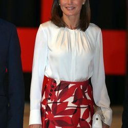 La Reina Letizia triunfa con su falda mid estampada
