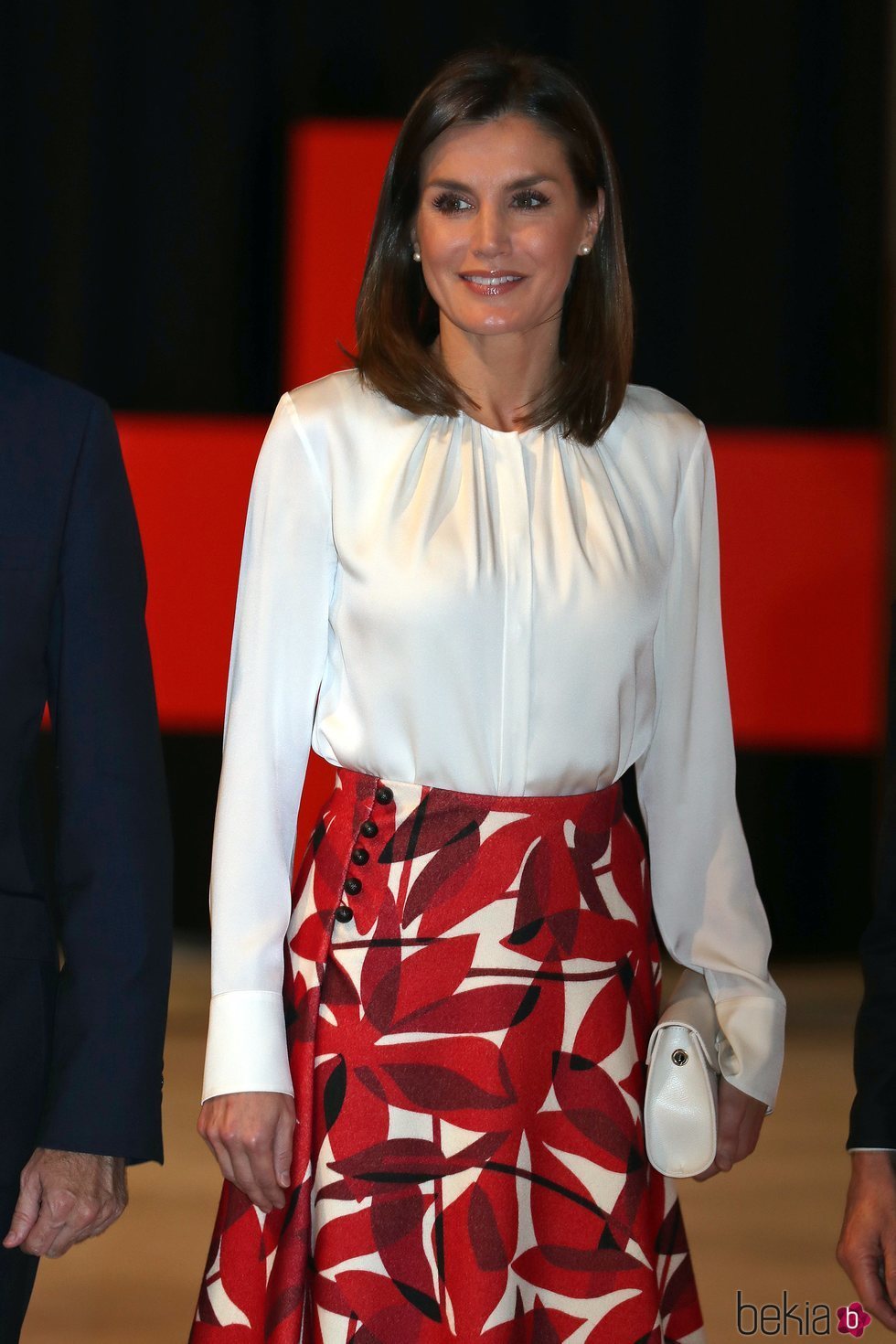 La Reina Letizia triunfa con su falda mid estampada
