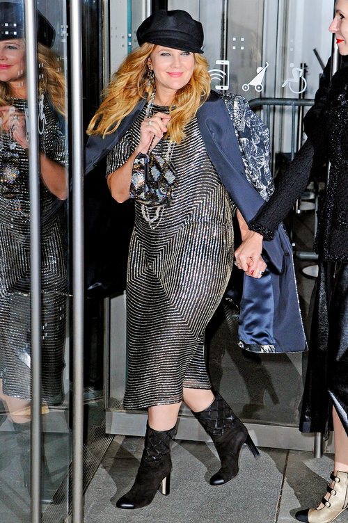 Drew Barrymore pasea con un outfit muy cargado