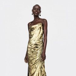 Vestido textura de terciopelo de la colección de Navidad de Zara 2018