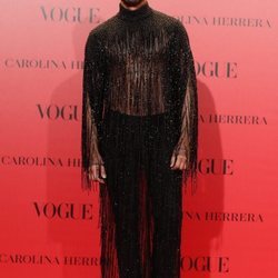 Paco León en la fiesta del 30 aniversario de Vogue con un diseño de Palomo Spain