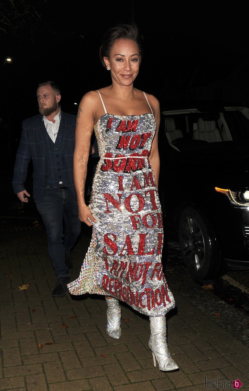 Mel B pasea con un vestido de tirantes glitter con mensaje