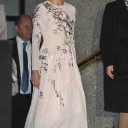 La Reina Letizia posa con un vestido midi rosa en el Palacio Real