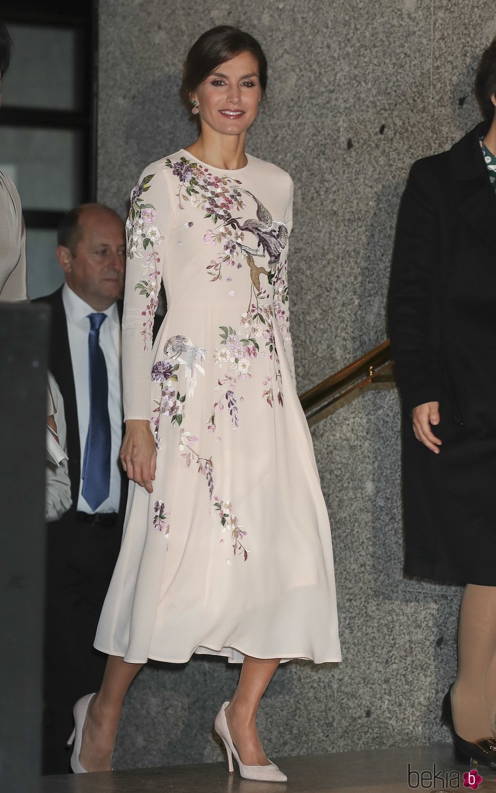 La Reina Letizia posa con un vestido midi rosa en el Palacio Real
