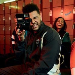 The Weeknd posando para la campaña de zapatillas de Puma Terrains 2018