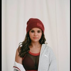Selena Gomez con un top deportivo de rejilla negro de la colección Puma x Selena Gomez