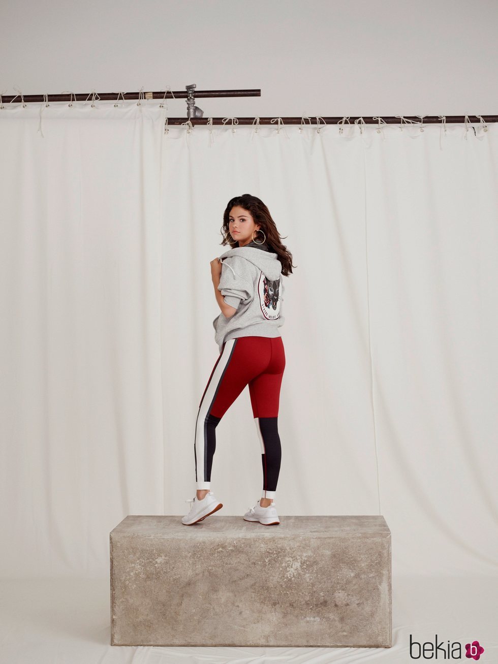 Selena Gomez con unos leggings rojos con rayas cross over de la colección de Puma x Selena Gomez