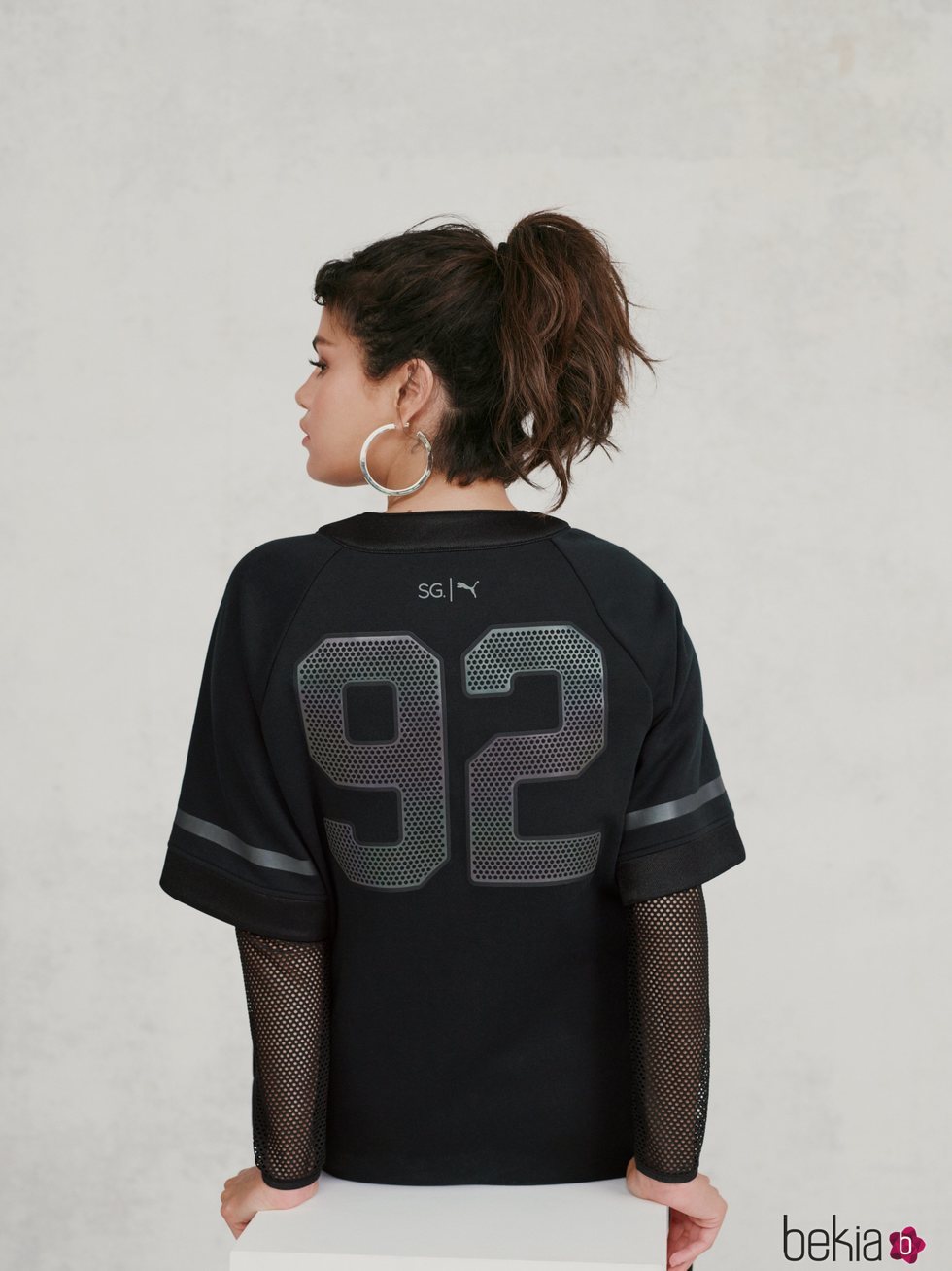 Selena Gomez con una camiseta deportiva negra de la colección de Puma x Selena Gomez