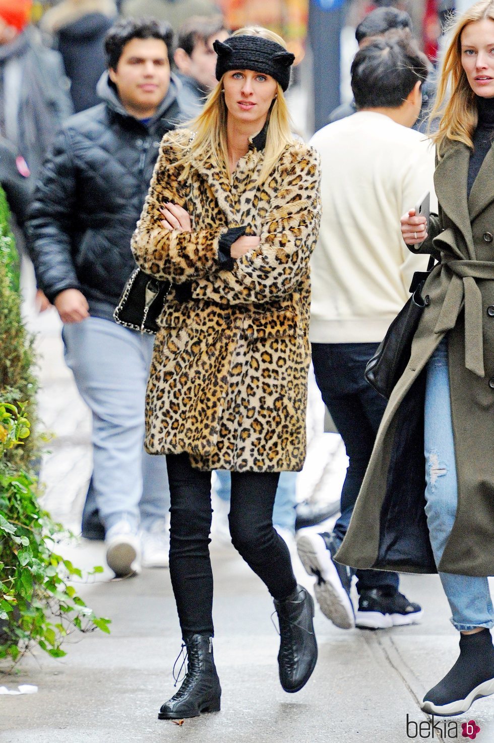 Nicky Hilton luce un maxi abrigo de leopardo