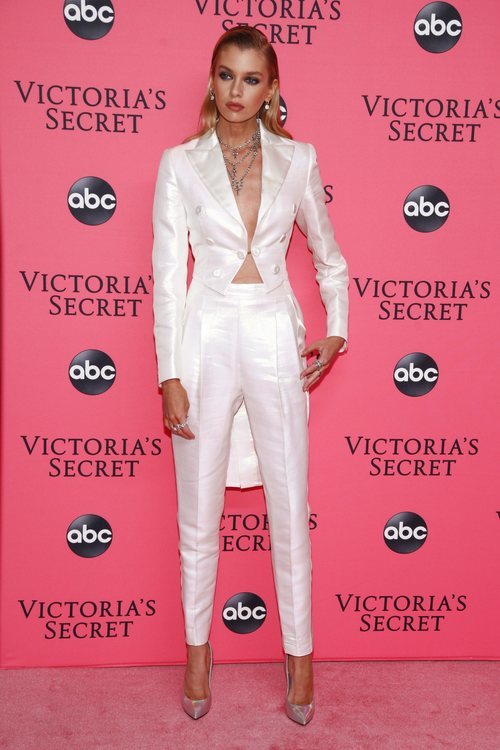 Stella Maxwell apuesta por un total white para la fiesta de Victoria's Secret 2018